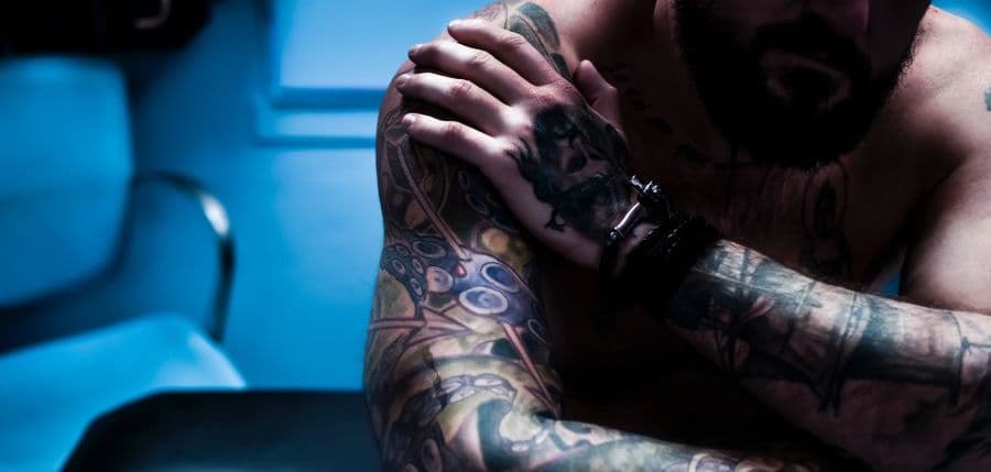 Hombre tatuado en estudio de tatuajes
