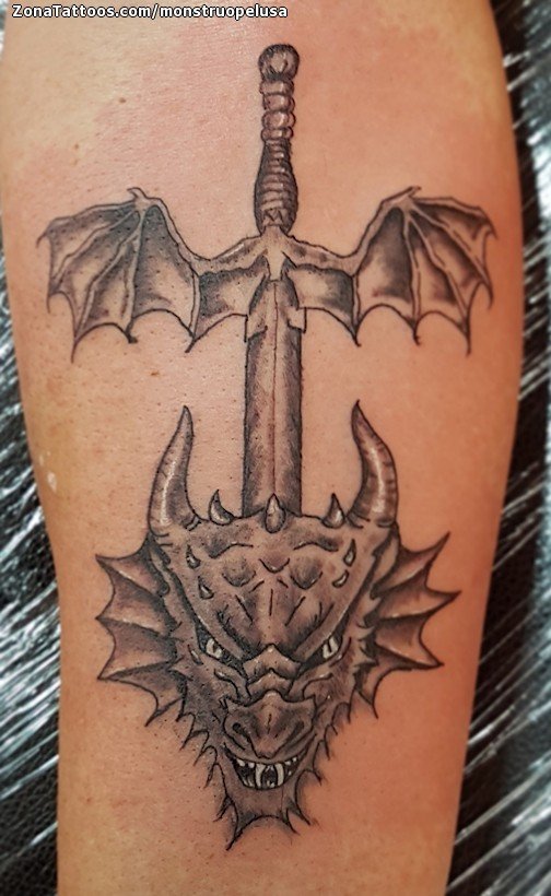 Tatuaje de Espadas, Alas, Dragones
