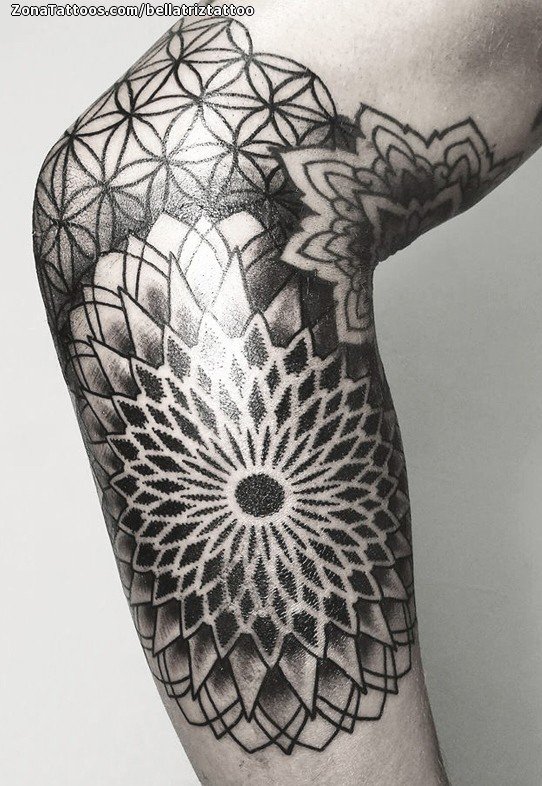 Mariposa tattoo minimalista con detalles geométricos