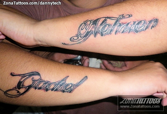 Tatuaje de Nombres, Antebrazo, Letras