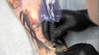 Proceso de tatuaje de retrato de Bob Marley