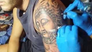 Realización de tatuaje de Buda
