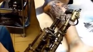 Primer brazo prostético para tatuar