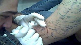 Proceso de tatuaje de rosas